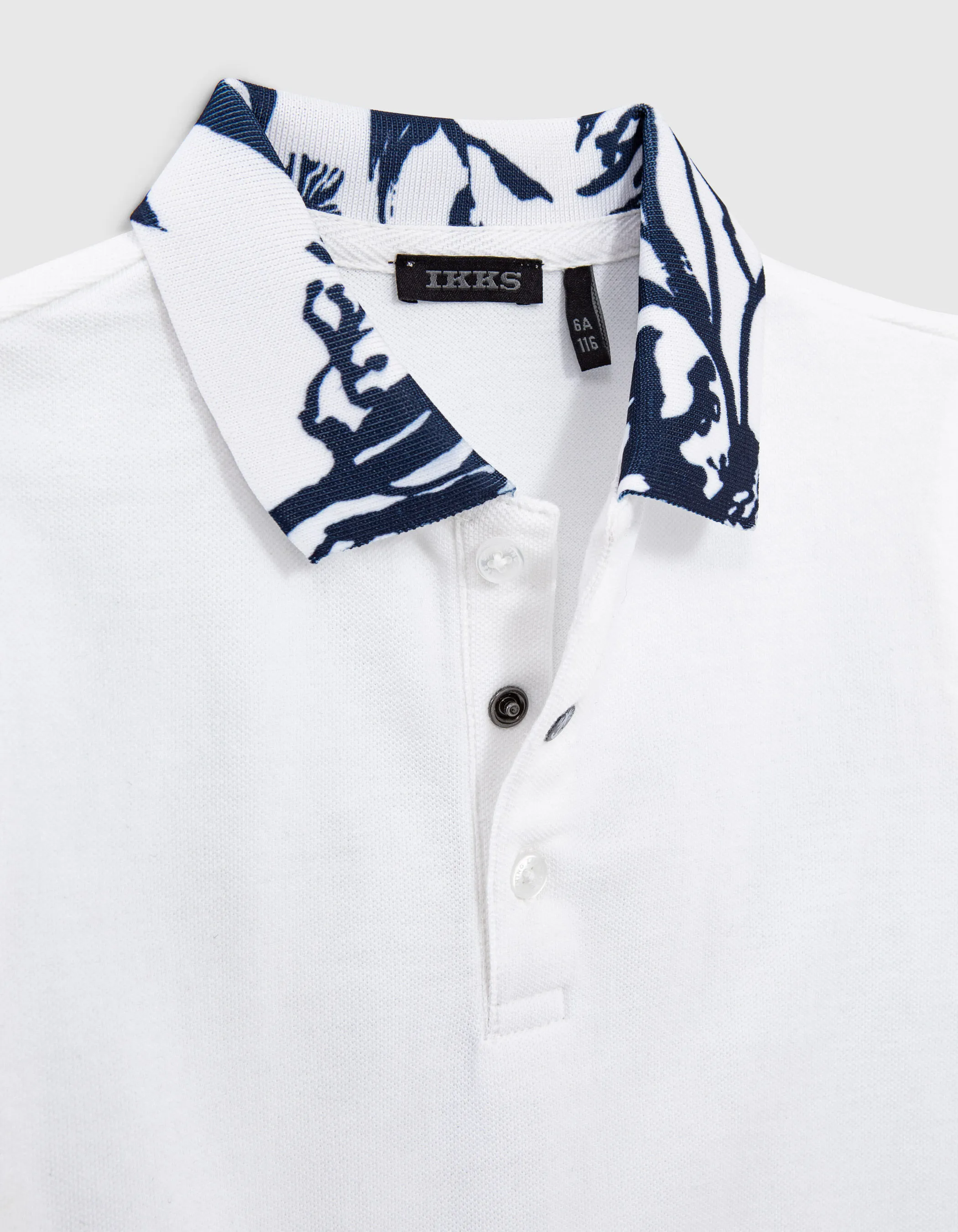 Polo blanc coton bio motif coraux sur bords-côtes garçon