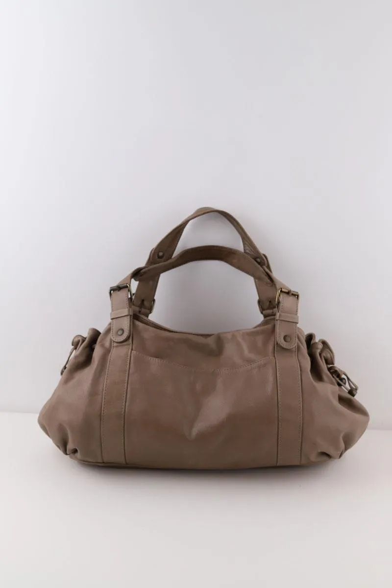 Sac à main en cuir  Gerard Darel 24h beige. Matière principale cuir.