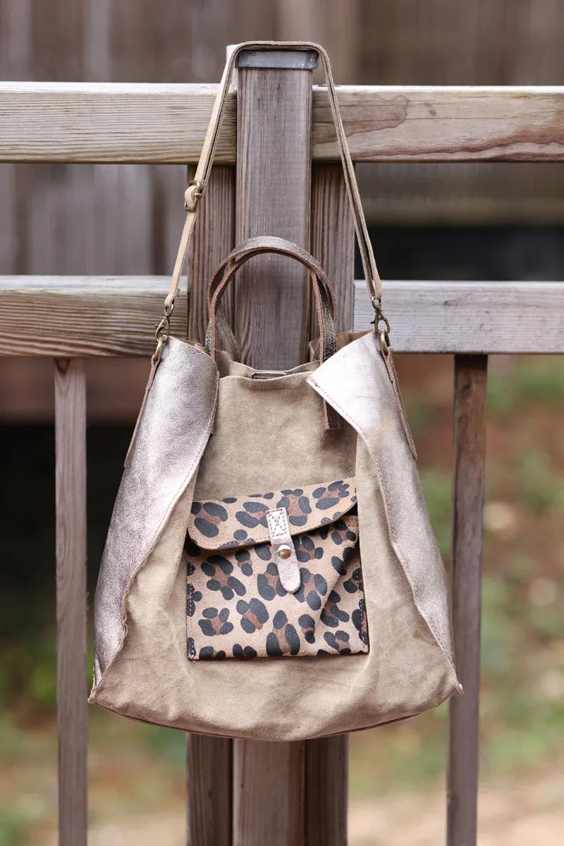 Sac à main en cuir velours taupe poche motif léopard anse brillante