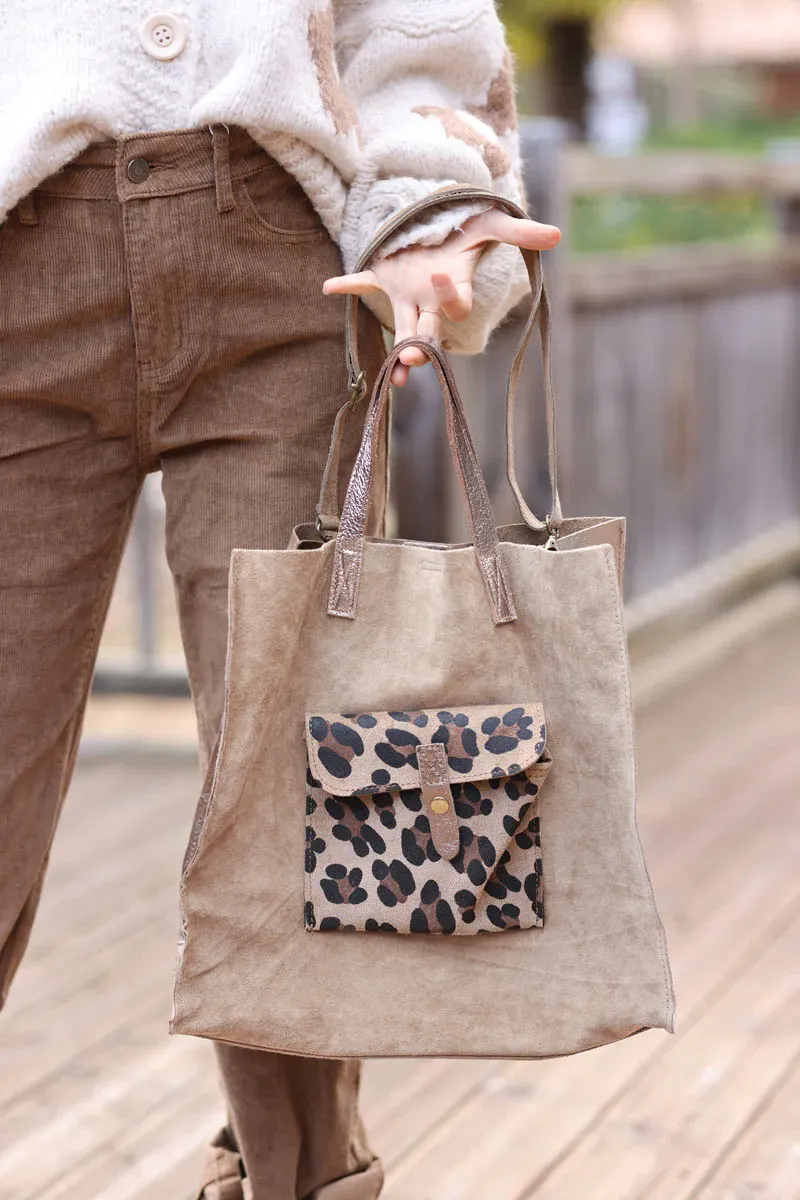 Sac à main en cuir velours taupe poche motif léopard anse brillante