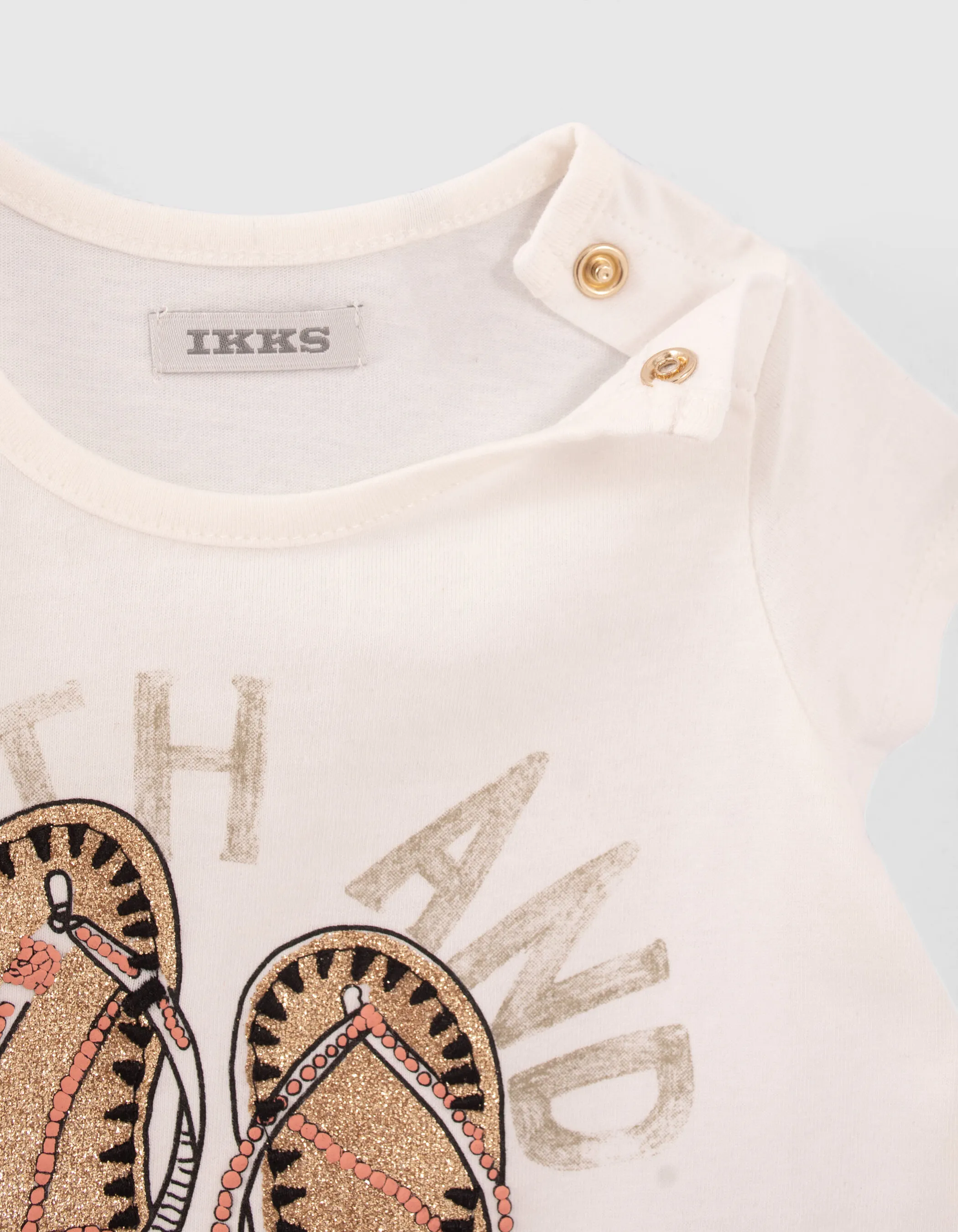 T-shirt blanc cassé visuel tongs bébé fille