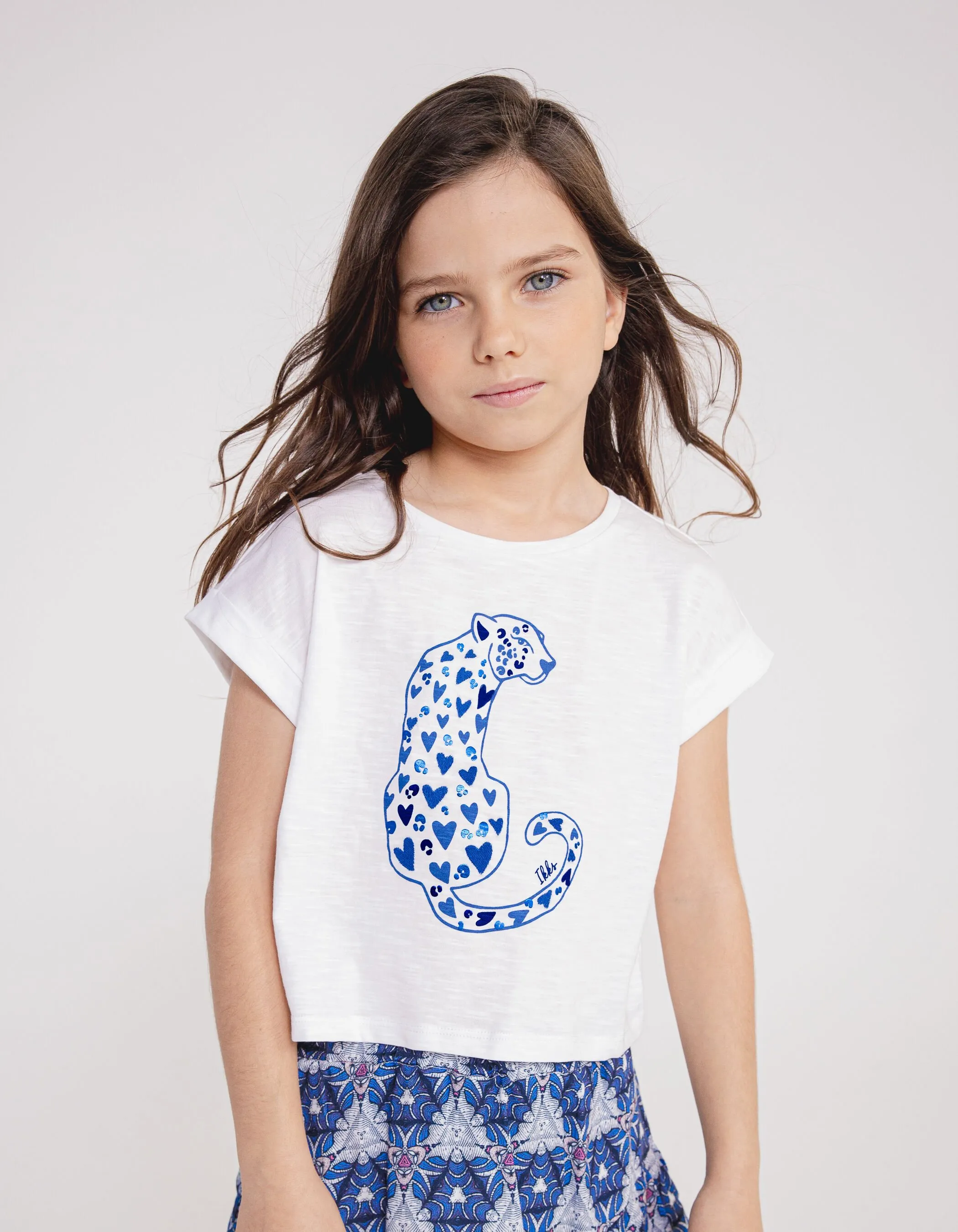 T-shirt blanc coton bio visuel léopard à cœurs fille