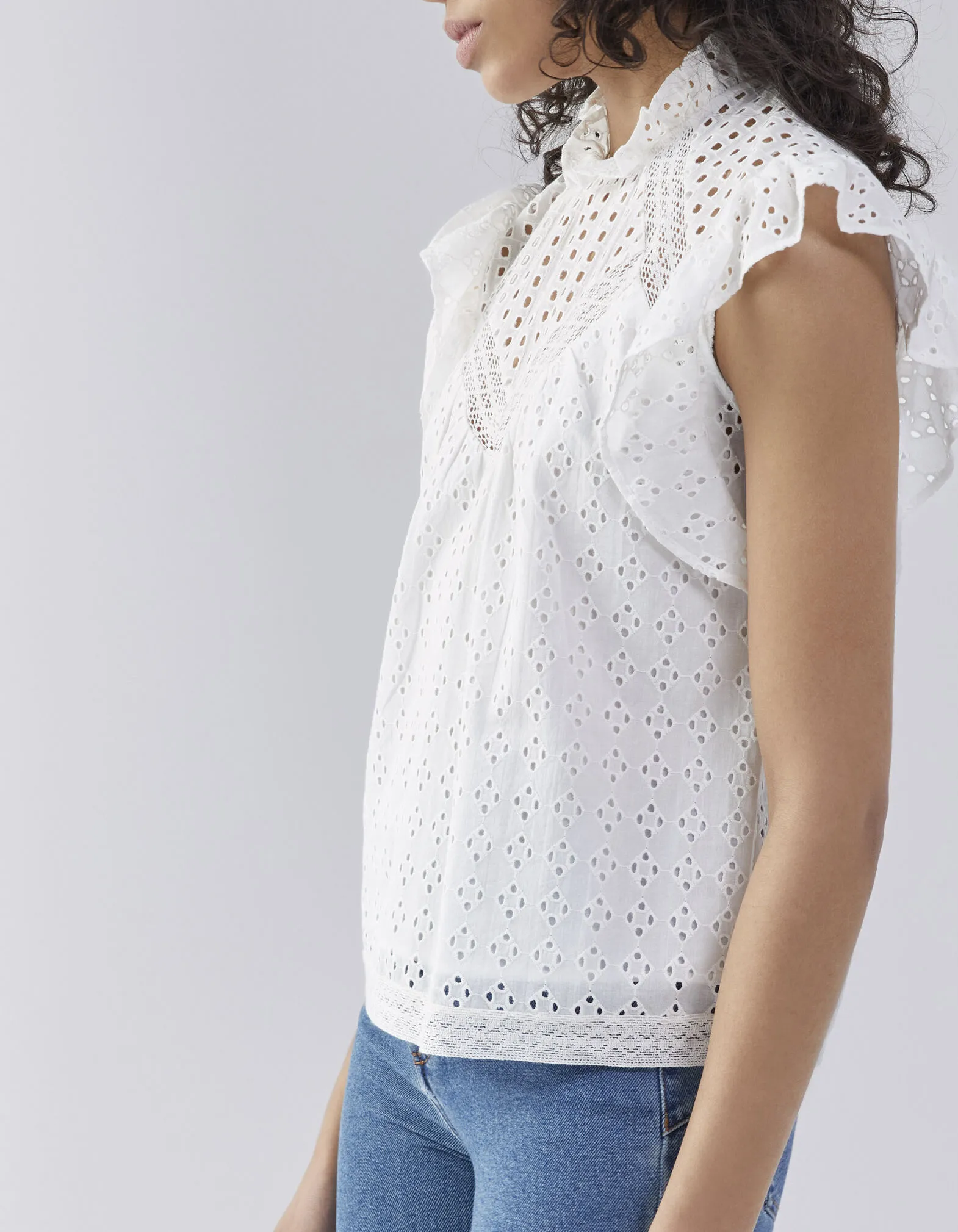 Top blanc cassé broderie anglaise et volants femme