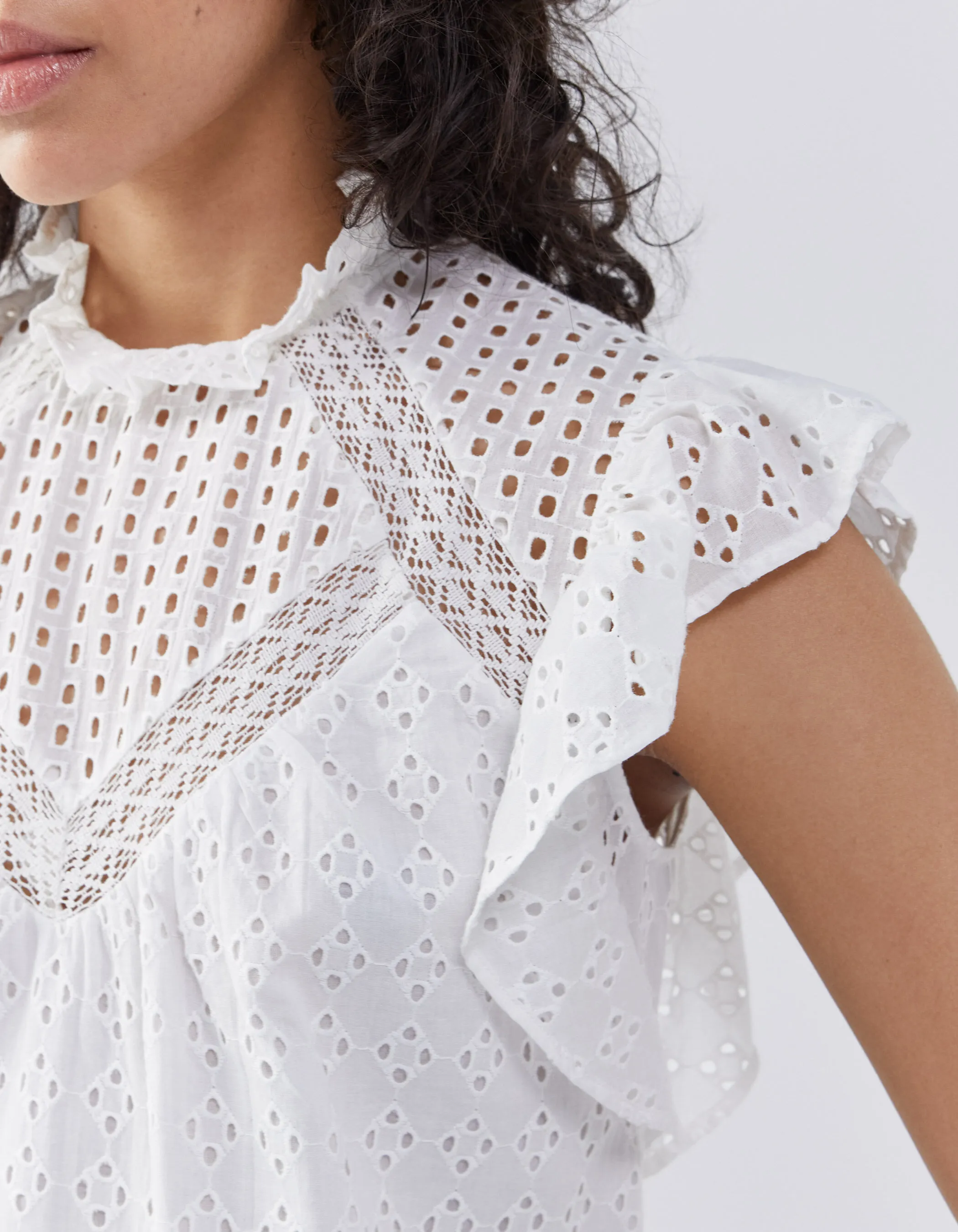 Top blanc cassé broderie anglaise et volants femme