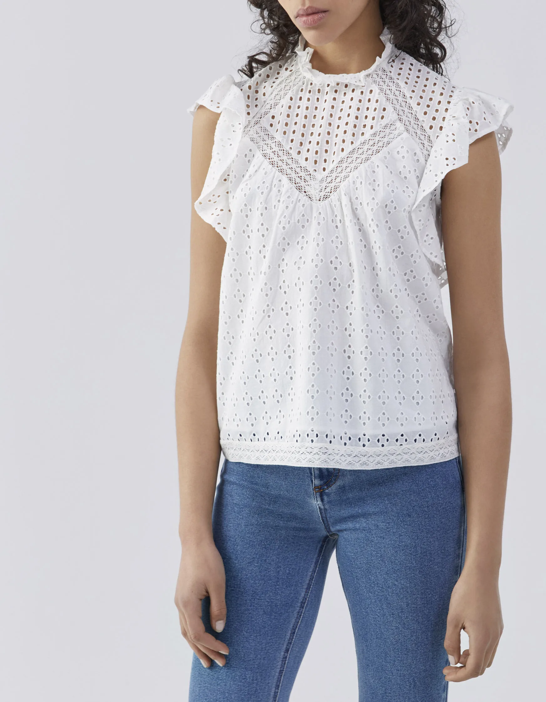 Top blanc cassé broderie anglaise et volants femme