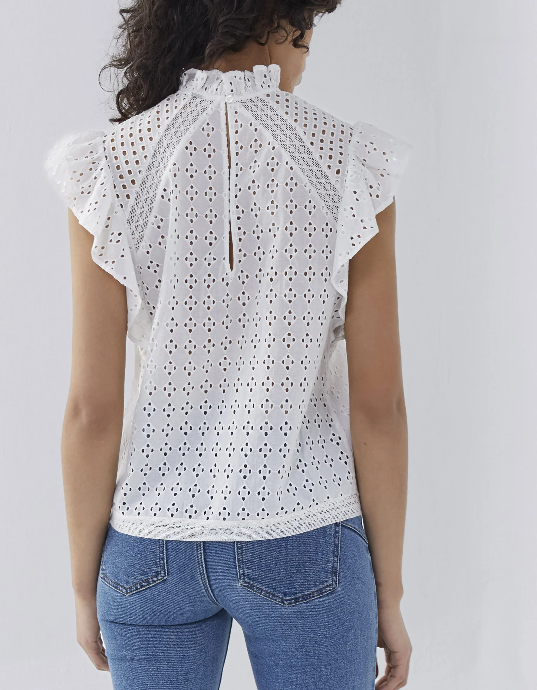 Top blanc cassé broderie anglaise et volants femme