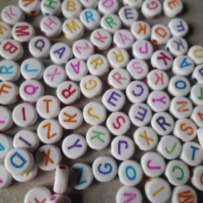 X 1 gros lot de 1000 mixte perles rondes lettre/alphabet a-z multicolore acrylique 7 x 7 mm